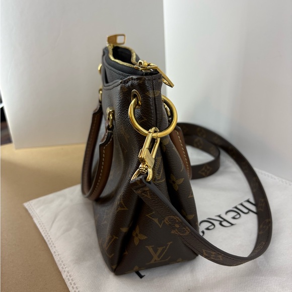 Louis Vuitton Paris, Brown Purse, Excelent Condition, Comes with Strap - Picture 5 of 15